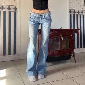 Skitnsygga lågmidjade replay jeans! Uppskattar t 34-36 i strl. Midjemått ca 80 cm och innerben ca 81 cm