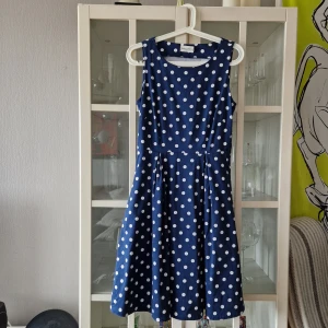 Prickig klänning storlek M - Storlek M. Fint skick.