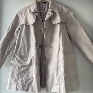 Kort Trenchcoat  - Superfin kort trenchcoat! Strl 36 men är liten i storleken! 🫶🏼  Säljes då den inte används 🥰kan gå ner i pris för en snabb & smidig affär!   Använd gärna ”köp nu” funktionen! 
