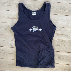 Billabong topp - Billabong topp som jag själv sytt in! sitter tajt på mig som S så passar oxå en XS. 