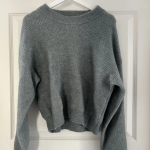Stickad tröja - Stickad tröja i ullblandning från Lindex.  Modellen är lite boxig. Nyskick, endast använd vid ett fåtal tillfällen! Färg: Light dusty green 💚 Strl: M Nypris: 500kr Pris: 150kr + spårbar frakt!