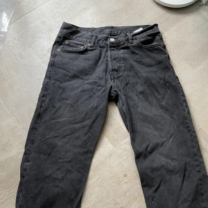 Svarta Sweetsktbs  - Ett par svarta sweet sktbs, köpta på junkyard i bra skick. Runt storlek 30/30. Bud accepteras.🙌