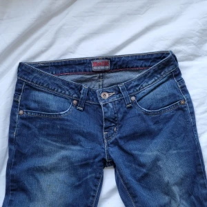 Lågmidjade Big Star (3) - Lågmidjade bootcut jeans. Bra skick. Lite skavda längst ner. Strl 25/32. Midja: 36 cm Innerbenslängd: 75 cm Ytter: 92 cm