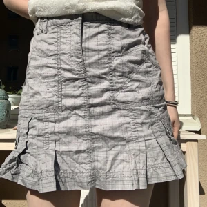 Grå cargo kjol - Säljer denna snygga gråa cargo kjol! Storlek 38 men jag har sytt in till storlek 36, kan sy ut till 38 igen.💕