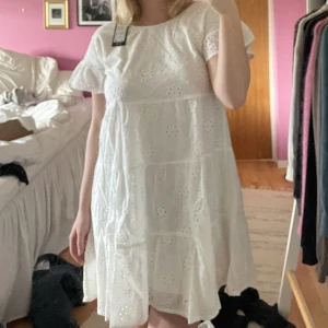 Vit klänning 🫶🏾 - Vit klänning, passar till student!! Helt ny med prislappen kvar🫶🏾 Nypris 599