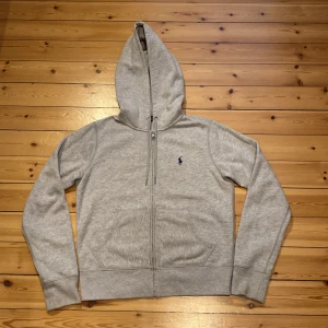 Polo Ralph Lauren zip hoodie - Sprillans ny. QR kod för verifiering finns. Storlek S men funkar för Xs och M