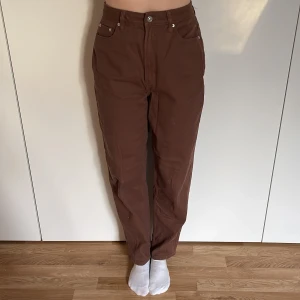 Bruna Jeans  - Bruna, breda jeans. Väldigt bra skick! Modellen bär vanligtvis storlek 36 och är 168 cm lång.