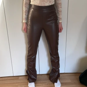 Bruna skinnbyxor - Bruna skinnbyxor i storlek S. Nelly. Använda väldigt fåtal gånger så bra skick! Modellen bär vanligtvis storlek S och är 168 cm lång 