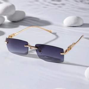 Fyrkantiga båglösa modeglasögon, perfekta inför sommaren väldigt eleganta 150 per glasögon vid snabb affär kan pris diskuteras 