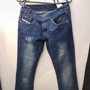 Diesel jeans - Så sjukt snygga diesel jeans. Passar en 36. Skulle rekommendera för någon som är lite kortare. Lappen finns fortfarande kvar så dom är helt nya. Nypris cirka 1900.