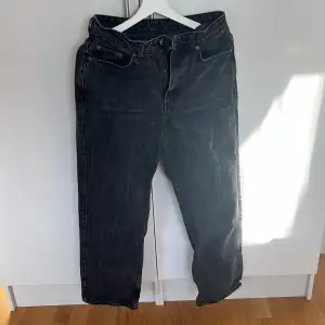 Hej A-lag säljer mina svart/gråa jeans ifrån Weekday i modellen Rowe. De är bra skick och är i storleken 29/30