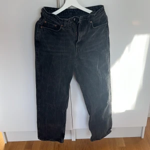 Svart/gråa jeans  - Hej A-lag säljer mina svart/gråa jeans ifrån Weekday i modellen Rowe. De är bra skick och är i storleken 29/30