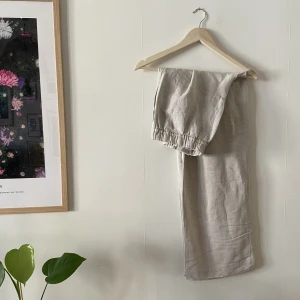 NYA linnebyxor  - Helt NYA linnebyxor. Storlek M.   200kr.   Hämtas i centrala Norrköping eller skickas mot fraktkostnad.  