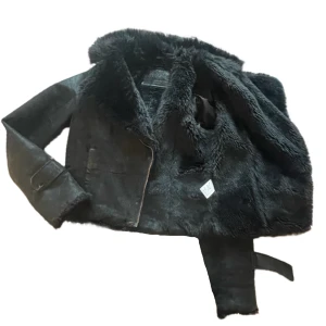 Croppad jacka  - Såå fin mockajacka med fluff på hela insidan. Dragkedjan är guldig. Knappen på ena ärmen är borta. 