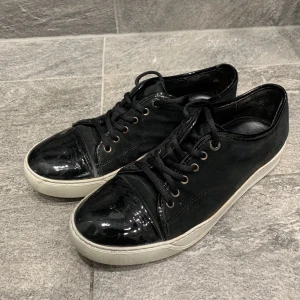Lanvin toebox - Lanvin skor i storlek 7 passar mig som har 42/43. Använt skick, skorna är ganska smutsiga på bilden särskilt toeboxen (går att göra ren) medföljer gör dustbag men inga extra skosnören eller skolåda. Inga skador på skornas utsida. Hojta till vid frågor.