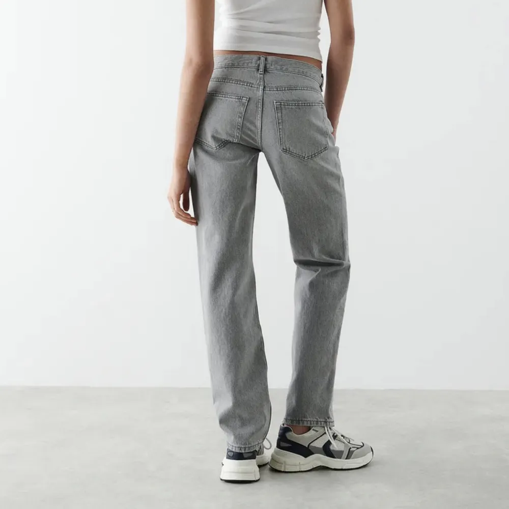 Säljer mina gråa low straight jeans från Gina tricot!! Inga slitag och dom är som nya! Säljer då dom inte kommer till andvändning!!. Jeans & Byxor.