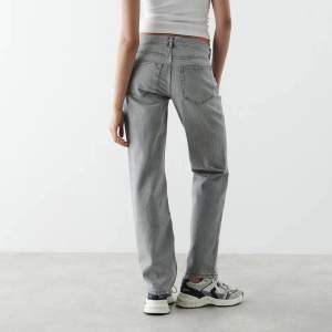 Säljer mina gråa low straight jeans från Gina tricot!! Inga slitag och dom är som nya! Säljer då dom inte kommer till andvändning!!