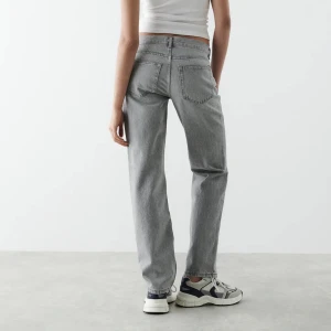 Gina tricot Low straight jeans - Säljer mina gråa low straight jeans från Gina tricot!! Inga slitag och dom är som nya! Säljer då dom inte kommer till andvändning!!