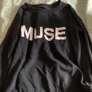 Svart sweatshirt - En svart sweatshirt med tryck i storlek S