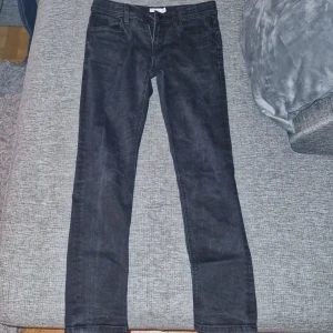 Jeans - Svarta jeans byxor i storlek 158. Dom är i fint skick.