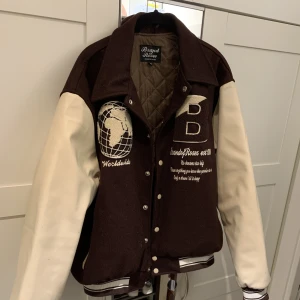 Brand of roses varsity jacka - Nästan helt ny, använd få gånger. Skitsnygg jacka som passar de mesta. Läder på armarna och en otroligt skön passform   Typ Helt ny, endast använd 5 gånger. Original pris är 2200 kr. 