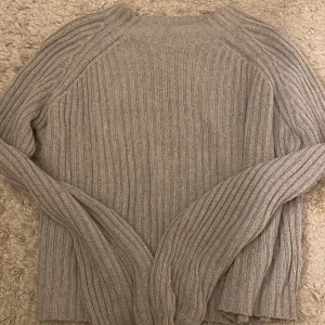 Grå stickad tröja - Vanlig grå stickad tröja, ribbad Från shein i strl M men passar S jättebra  Inga defekter alls!! 