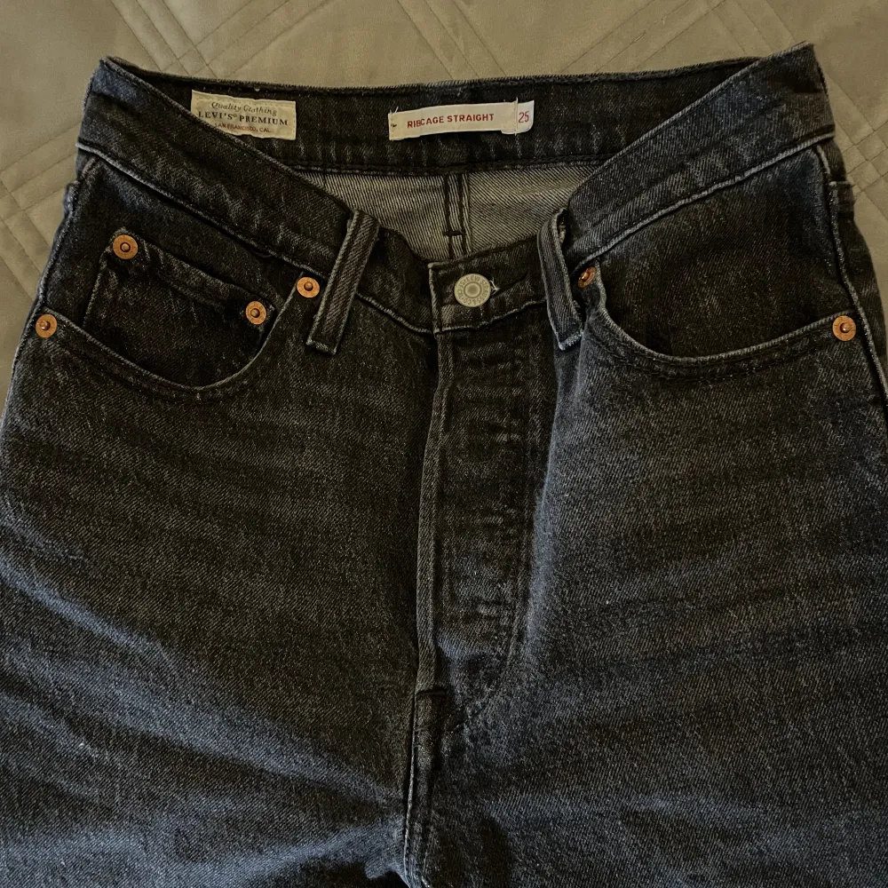 Ett par svarta Levi’s jeans i modell Ribcahe straight, storlek 25 i midjan. Säljer då de inte längre används💓. Jeans & Byxor.