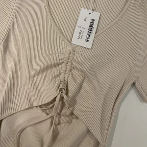 Klänning från chiquelle - Vacker ny klänning från chiquelle med prislapp kvar. Strl M/L men liten i storleken. 