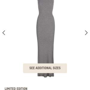 Skims klänning, den gråa i storlek S säljer pågrund utav att den inte satt som jag ville, och för att jag valde fel storlek. Den är i nyskick. 