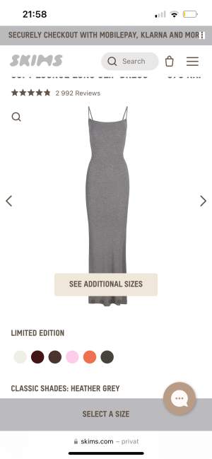 Skims klänning, den gråa i storlek S säljer pågrund utav att den inte satt som jag ville, och för att jag valde fel storlek. Den är i nyskick. 
