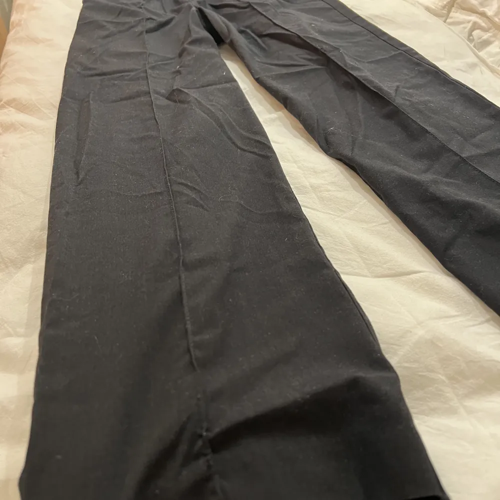 Svarta byxor med pressveck, super sköna. Jeans & Byxor.