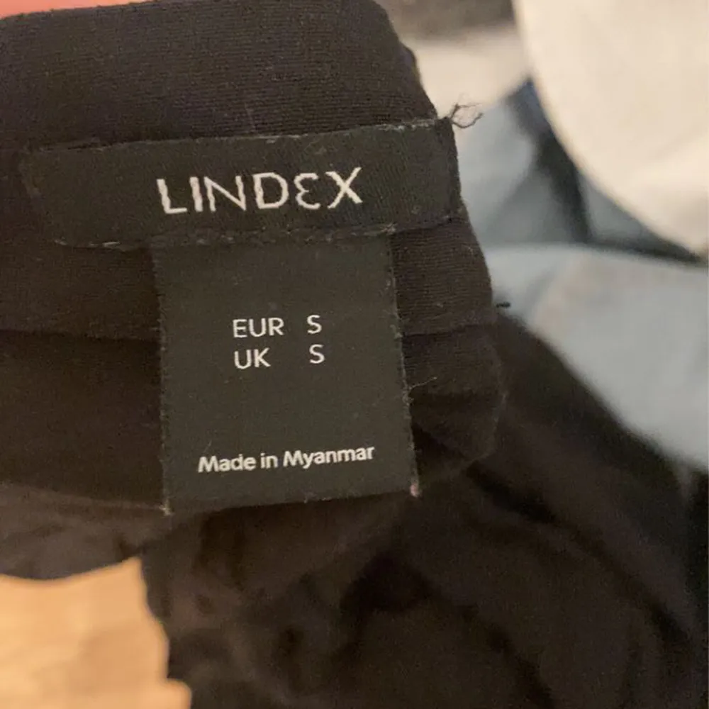Hej! Säljer min lång kjol från Lindex då den aldrig kommit till användning. Storlek S men passar även M då den har två olika knapphål som man kan fästa i. Den är köpt för 400 men säljer för 150+frakt . Kjolar.