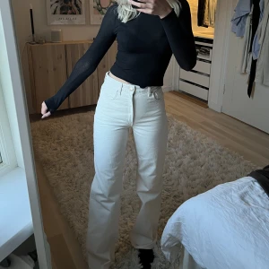 Beiga jeans - Zara - Så fina beiga högmidjade jeans från Zara som inte längre kommer till användning🤍🩷