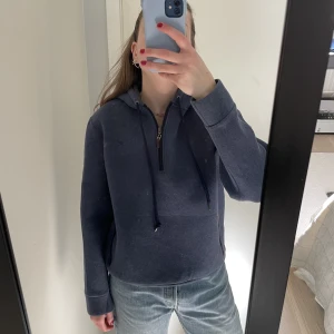 Tröja från Hackett - Tröja i scuba material från märket Hackett. Halvdragkedja. Nyskick!