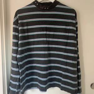 Unisex, långärmad tröja från Asos i storlek M. Den är oversized så den passar ganska löst. Färgen är svart/grå. Den är i gott skick! Om du har mer frågor är det bara att skriva! 