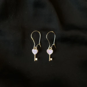 Örhängen🤍 - Örhängen med berlocker i form av en nyckel. Vid beställning får du själv välja vilken typ av krokar du föredrar (se bild 2 och 3). Så matchar jag dem med berlocken. Frakt tillkommer!🤍