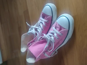 Rosa converse - Hej! Jag säljer mina rosa converse för att de inte kommer till användning. Superbra skick och inga defekter eftersom att de iprincip aldrig används, nyskick. Hör av dig vid intresse, frågor eller om du vill ha fler bilder 🥰 Betala via Swish ❣️