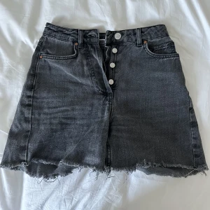 Shorts  - Svarta shorts! Jättebra skick, knappt använda🙌Dom sitter åt bra i midjan! Frakt tillkommer❤️