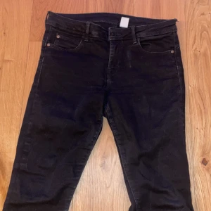 Low waist jeans  - Väldigt snygga low-waisted jeans/jeggings. Använda endast en gång. Snygga och tajta. Strl: 28/32