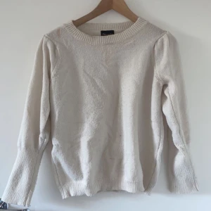 Stickad tröja  - Vit stickad tröja i storlek s/m! Superskönt material som inte sticks, säljer pågrund av att den har blivit lite liten på mig. Meddela för funderingar!🤍