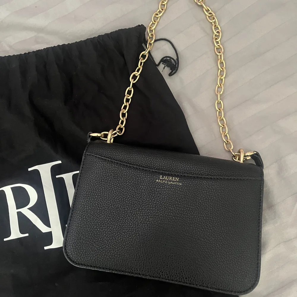 Säljer denna äkta Lauren Ralph Lauren väska som jag knappt fått användning av. Tillkommer med dustbag. Inga defekter alls! Köpt för 2 595kr mitt pris 1 950kr!💓💗💕. Väskor.