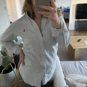 Ralph Lauren skjorta storlek S - Herrmodell egentligen men sitter fint på mig 🥳  Finns en fläck (se sista bilden), men den är ganska blekt och syns inte så mycket! Kan inte hitta några fler fläckar. Utöver det är den i fint skick!   Kan skickas eller mötas upp i Uddevalla 🌟 
