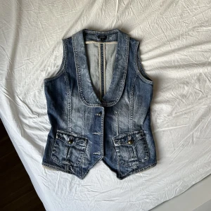 Jeansväst - Jeansväst från Lindex i storlek 42,nyskick🖤 kan ej skicka bild på då den är för liten över bysten för mig:/
