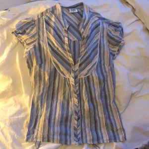Söt blus  - Jätte söt vintage blus i strl S🫶🏻🫶🏻