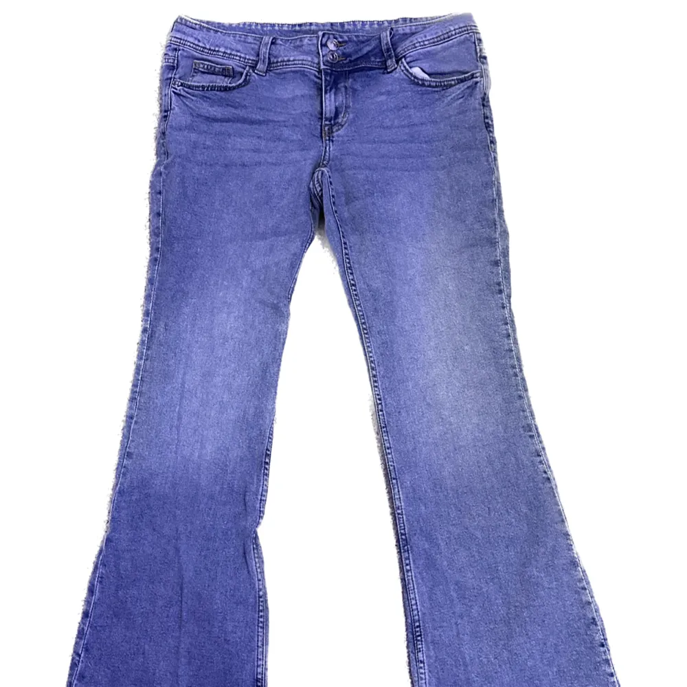 Washed low waisted flare jeans. Knappt använd. Pris kan diskuteras . Jeans & Byxor.