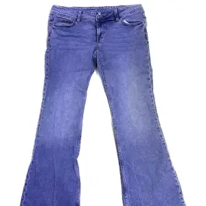 Washed low waisted flare jeans. Knappt använd. Pris kan diskuteras 