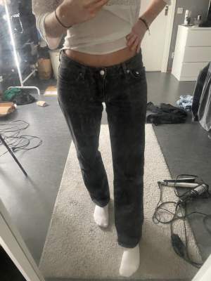 Lågmidjade Jeans från weekday, är väldigt fina och i väldigt bra skick💕