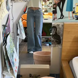 Weekday jeans i modellen Root Jeans. Endast använt ett fåtal gånger, V-skurna i midjan och därmed mid/low waist. De är lite skrynkliga då de legat i garderoben så länge så de måste strykas!!