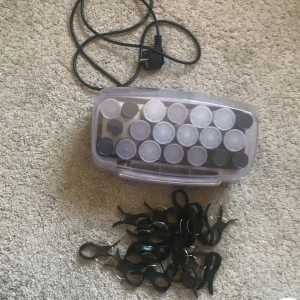 Värmespolar från Babyliss  - Jag säljer nu mina värmespolar då dom inte kommer till användning. Det kommer också med 20 st klämmor att sätta upp spolarna med (se bild 3). Spolarna finns i 3 olika storlekar (se bild 2). 