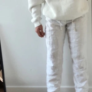 Linne byxor Zara - Linne byxor från Zara i storleken M. Perfekta till sommaren! Skriv för mer info 🌞